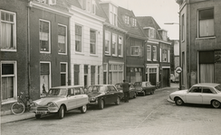 863496 Gezicht op de voorgevels van de panden Oranjestraat 2-14 in Wijk C te Utrecht, vanaf de Nieuwe Kade.